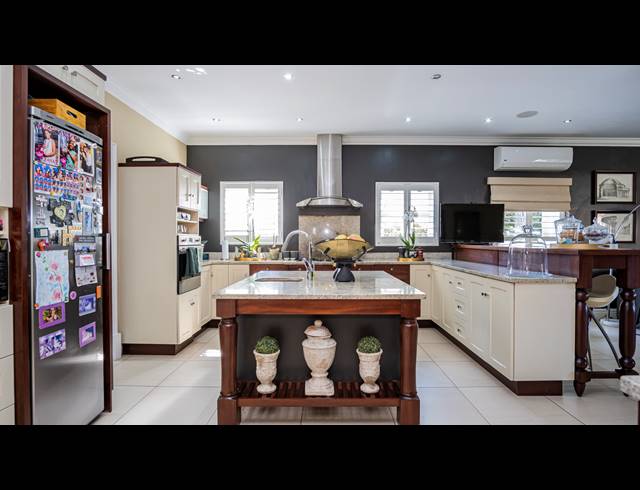 6 BEDROOM HOUSE FOR SALE IN LA LUCIA